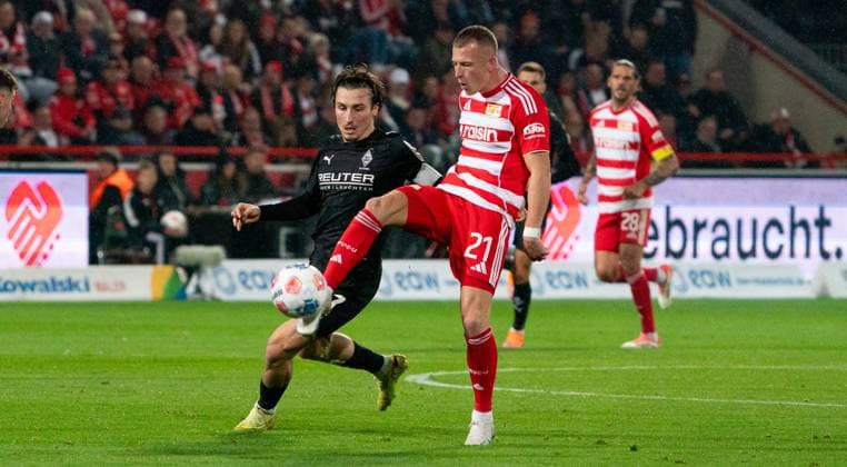 17 10 2025, Football, GER, Men, 1 Bundesliga, DFL, Matchday 7, 1 FC Union Berlin Borussia Mönchengladbach Rocco Reitz Borussia Mönchengladbach, left against Tim Starke 1 FC Union Berlin, right Berlin Stadion An der Alten Förtserei Berlin Germany