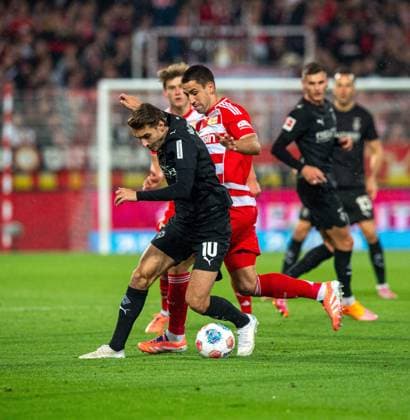 Soccer, Men, Season 2025 2026, 1 Bundesliga 7 Matchday , 1 FC Union Berlin Borussia Mönchengladbach, v l Florian Neuhaus Gladbach , Rani Khedira 1 FC Union Berlin , 17 10 2025, Copyright: xSebastianxRäppold MatthiasxKochx