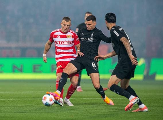Soccer, Men, Season 2025 2026, 1 Bundesliga 7 Matchday , 1 FC Union Berlin Borussia Mönchengladbach, f l Tim Skarke 1 FC Union Berlin , Yannik Engelhardt Gladbach , Kevin Diks Gladbach , 17 10 2025, Copyright: xSebastianxRäppold MatthiasxKochx