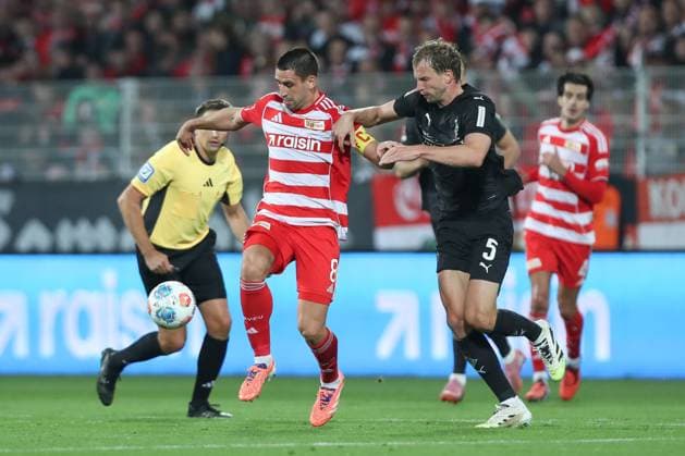 17 10 2025, xtgx, Fußball 1 Bundesliga Union Berlin Borussia Moenchengladbach v l Rani Khedira Union Berlin, 8 , Marvin Friedrich Gladbach, 5 Zweikampf, Duell, Kampf, tackle DFL DFB REGULATIONS PROHIBIT ANY USE OF PHOTOGRAPHS as IMAGE SEQUENCES and or QUASI VIDEO Berlin