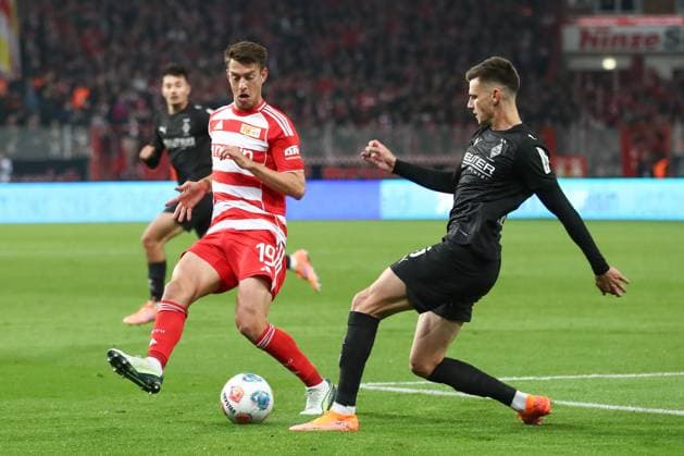 17 10 2025, xtgx, Soccer 1 Bundesliga Union Berlin Borussia Moenchengladbach v l Janik Haberer Union Berlin, 19 , Yannik Engelhardt Gladbach, 6 Zweikampf, Duell, Kampf, tackle DFL DFB REGULATIONS PROHIBIT ANY USE OF PHOTOGRAPHS as IMAGE SEQUENCES and or QUASI VIDEO Berlin