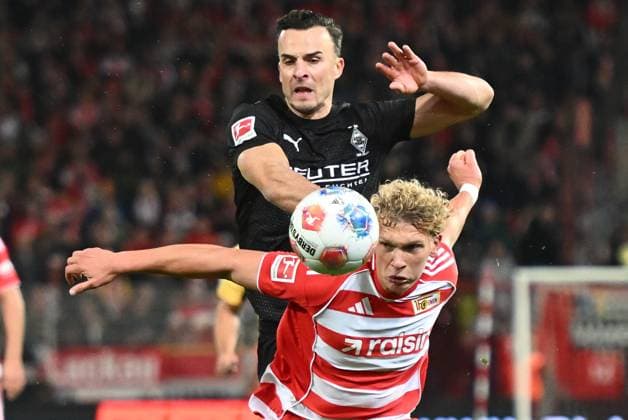 Leopold Querfeld 1 FC Union Berlin, 14 and Haris Tabakovic Borussia Moenchengladbach, 15 GER, 1 FC Union Berlin vs Borussia Moenchengladbach, Football, Bundesliga, Season 2025 2026, Matchday 7, 17 10 2025 DFL REGULATES PROHIBIT ANY USE OF PHOTOGRAPHS AS IMAGE SEQUENCES AND OR QUASI VIDEO GER, 1 FC Union Berlin vs Borussia Moenchengladbach, Football, Bundesliga, Season 2025 2026, Matchday 7, 17 10 2025 Berlin Copyright: xEibner-Pressefoto RyanxSleimanx EP_RSN