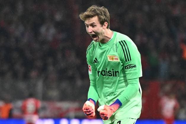Frederik Roennow 1 FC Union Berlin, 1 cheers after goal GER, 1 FC Union Berlin vs Borussia Moenchengladbach, Football, Bundesliga, Season 2025 2026, Matchday 7, 17 10 2025 DFL REGULATES PROHIBIT ANY USE OF PHOTOGRAPHS AS IMAGE SEQUENCES AND OR QUASI VIDEO GER, 1 FC Union Berlin vs Borussia Moenchengladbach, Football, Bundesliga, Season 2025 2026, Matchday 7, 17 10 2025 Berlin Copyright: xEibner-Pressefoto RyanxSleimanx EP_RSN