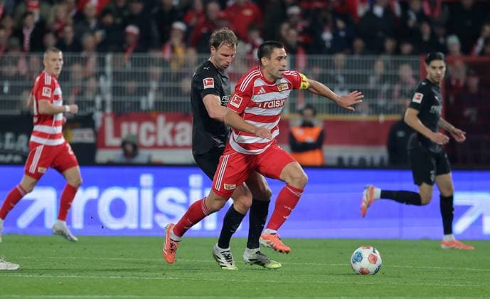 Marvin Friedrich, Rani Khedira duel Match scene Action Sport Football Soccer Bundesliga Men DFL 7 Matchday Season 2025 2026 17 10 2025 1 FC Union Berlin FCU vs Borussia Mönchengladbach BMG DFL regulations prohibit any use of photographs as image sequences and or quasi video