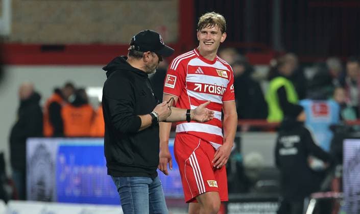 Coach Steffen Baumgart talks to Aljoscha Kemlein Sport Football Soccer Bundesliga Men DFL 7 Matchday Season 2025 2026 17 10 2025 1 FC Union Berlin FCU vs Borussia Mönchengladbach BMG DFL regulations prohibit any use of photographs as image sequences and or quasi video