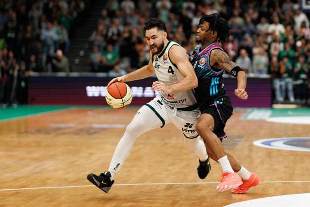 Clayton Guillozet Gladiators Trier in a duel with Zachery Cooks Telekom Baskets Bonn , Vet Concept Gladiators Trier vs Telekom Baskets Bonn, Basketball, BBL Cup, Round of 16, Season 2025 2026, 17 10 2025 Vet Concept Gladiators Trier vs Telekom Baskets Bonn, Basketball, BBL Cup, Round of 16, Season 2025 2026, 17 10 2025 Copyright: xEibner-Pressefoto AlexanderxNeisx EP_ANS