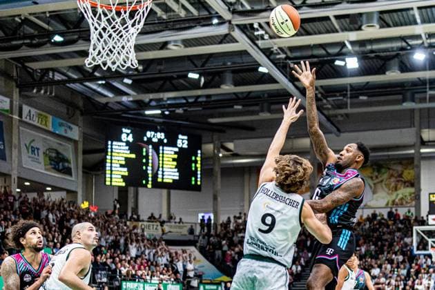 B04 vs Marco Hollersbacher VET CONCEPT Gladiators Trier, 09 , Michael Kessens Telekom Baskets Bonn, 06 and Maik Zirbes VET CONCEPT Gladiators Trier, 33 watch VET CONCEPT Gladiators Trier vs Telekom Baskets Bonn, Basketball, easy Credit BBL Cup, Matchday 2, Round of 16, 2025 2026, 17 10 2025 VET CONCEPT Gladiators Trier vs Telekom Baskets Bonn, Basketball, easy Credit BBL Cup, Matchday 2, Round of 16, 2025 2026, 17 10 2025 Trier Copyright: xEibner-Pressefoto GerhardxWingenx EP_GWR