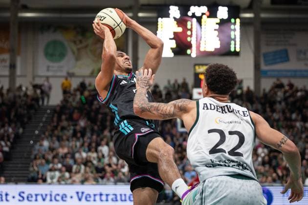 easyCredit BBL Cup, VET CONCEPT Gladiators Trier vs Telekom Baskets Bonn, 17 10 2025 Joel Aminu Telekom Baskets Bonn 21 and Nolan Adekunle VET CONCEPT GLADIATORS TRIER 22 easyCredit BBL Cup, VET CONCEPT Gladiators Trier vs Telekom Baskets Bonn, 17 10 2025, SWT Arena Trier Copyright: xBEAUTIFULxSPORTS Derixx