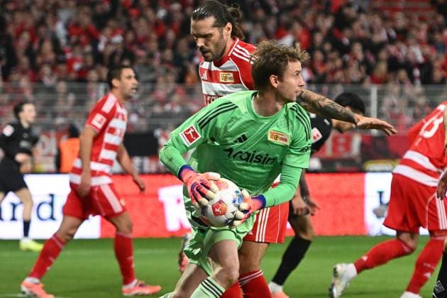 Frederik Roennow 1 FC Union Berlin, 1 GER, 1 FC Union Berlin vs Borussia Moenchengladbach, Football, Bundesliga, Season 2025 2026, Matchday 7, 17 10 2025 DFL REGULATIONS PROHIBIT ANY USE OF PHOTOGRAPHS AS IMAGE SEQUENCES AND OR QUASI VIDEO GER, 1 FC Union Berlin vs Borussia Moenchengladbach, Football, Bundesliga, Season 2025 2026, Matchday 7, 17 10 2025 Berlin Copyright: xEibner-Pressefoto RyanxSleimanx EP_RSN