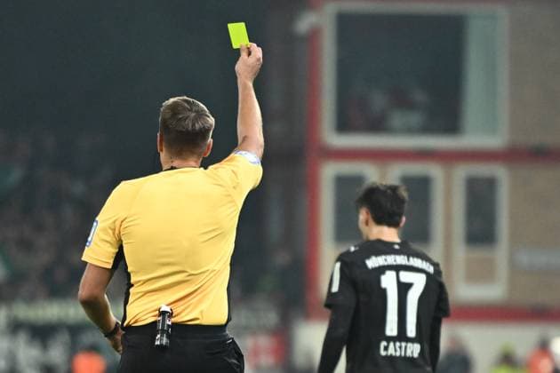 Yellow card for Jens Castrop Borussia Moenchengladbach, 17 GER, 1 FC Union Berlin vs Borussia Moenchengladbach, Football, Bundesliga, Season 2025 2026, Matchday 7, 17 10 2025 DFL REGULATES PROHIBIT ANY USE OF PHOTOGRAPHS AS IMAGE SEQUENCES AND OR QUASI VIDEO GER, 1 FC Union Berlin vs Borussia Moenchengladbach, Football, Bundesliga, Season 2025 2026, Matchday 7, 17 10 2025 Berlin Copyright: xEibner-Pressefoto RyanxSleimanx EP_RSN