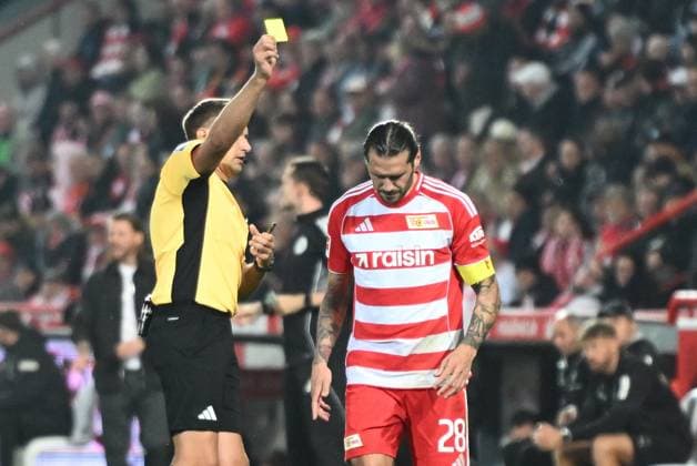 Yellow card for Christopher Trimmel 1 FC Union Berlin, 28 GER, 1 FC Union Berlin vs Borussia Moenchengladbach, Football, Bundesliga, Season 2025 2026, Matchday 7, 17 10 2025 DFL REGULATES PROHIBIT ANY USE OF PHOTOGRAPHS AS IMAGE SEQUENCES AND OR QUASI VIDEO GER, 1 FC Union Berlin vs Borussia Moenchengladbach, Football, Bundesliga, Season 2025 2026, Matchday 7, 17 10 2025 Berlin Copyright: xEibner-Pressefoto RyanxSleimanx EP_RSN