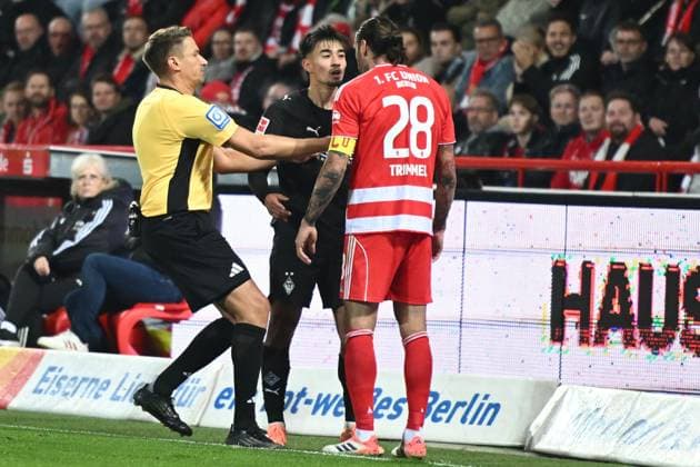 Christopher Trimmel 1 FC Union Berlin, 28 and Jens Castrop Borussia Moenchengladbach, 17 GER, 1 FC Union Berlin vs Borussia Moenchengladbach, Football, Bundesliga, Season 2025 2026, Matchday 7, 17 10 2025 DFL REGULATES PROHIBIT ANY USE OF PHOTOGRAPHS AS IMAGE SEQUENCES AND OR QUASI VIDEO GER, 1 FC Union Berlin vs Borussia Moenchengladbach, Football, Bundesliga, Season 2025 2026, Matchday 7, 17 10 2025 Berlin Copyright: xEibner-Pressefoto RyanxSleimanx EP_RSN