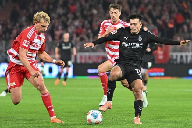 Jens Castrop Borussia Moenchengladbach, 17 Im blick Leopold Querfeld 1 FC Union Berlin, 14 and Janik Haberer 1 FC Union Berlin, 19 GER, 1 FC Union Berlin vs Borussia Moenchengladbach, Football, Bundesliga, Season 2025 2026, Matchday 7, 17 10 2025 DFL REGULATES PROHIBIT ANY USE OF PHOTOGRAPHS AS IMAGE SEQUENCES AND OR QUASI VIDEO GER, 1 FC Union Berlin vs Borussia Moenchengladbach, Football, Bundesliga, Season 2025 2026, Matchday 7, 17 10 2025 Berlin Copyright: xEibner-Pressefoto RyanxSleimanx EP_RSN