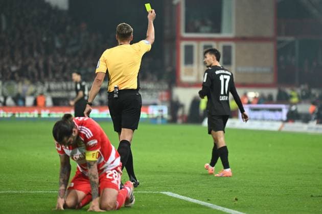 Yellow card for Jens Castrop Borussia Moenchengladbach, 17 GER, 1 FC Union Berlin vs Borussia Moenchengladbach, Football, Bundesliga, Season 2025 2026, Matchday 7, 17 10 2025 DFL REGULATES PROHIBIT ANY USE OF PHOTOGRAPHS AS IMAGE SEQUENCES AND OR QUASI VIDEO GER, 1 FC Union Berlin vs Borussia Moenchengladbach, Football, Bundesliga, Season 2025 2026, Matchday 7, 17 10 2025 Berlin Copyright: xEibner-Pressefoto RyanxSleimanx EP_RSN