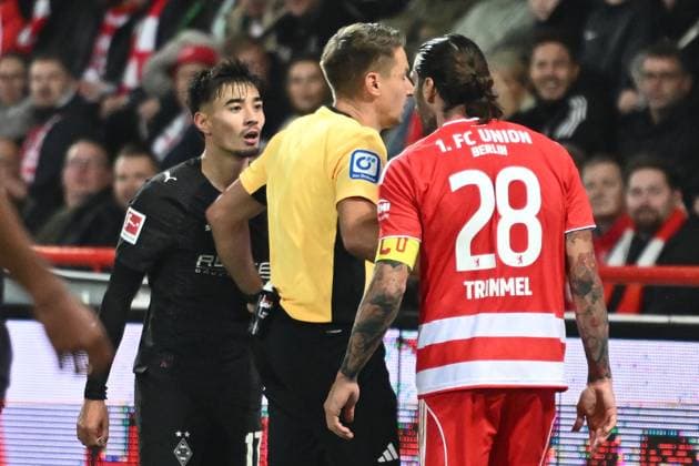 Christopher Trimmel 1 FC Union Berlin, 28 and Jens Castrop Borussia Moenchengladbach, 17 GER, 1 FC Union Berlin vs Borussia Moenchengladbach, Football, Bundesliga, Season 2025 2026, Matchday 7, 17 10 2025 DFL REGULATES PROHIBIT ANY USE OF PHOTOGRAPHS AS IMAGE SEQUENCES AND OR QUASI VIDEO GER, 1 FC Union Berlin vs Borussia Moenchengladbach, Football, Bundesliga, Season 2025 2026, Matchday 7, 17 10 2025 Berlin Copyright: xEibner-Pressefoto RyanxSleimanx EP_RSN
