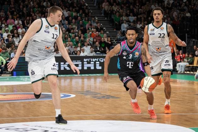 easyCredit BBL Cup, VET CONCEPT Gladiators Trier vs Telekom Baskets Bonn, 17 10 2025 Zachery Cooks Telekom Baskets Bonn 3 vs Marten Linßen VET CONCEPT GLADIATORS TRIER 12 and Nolan Adekunle VET CONCEPT GLADIATORS TRIER 22 easyCredit BBL Cup, VET CONCEPT Gladiators Trier vs Telekom Baskets Bonn, 17 10 2025, SWT Arena Trier Copyright: xBEAUTIFULxSPORTS Derixx