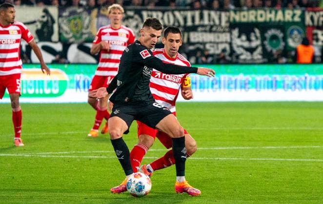 17 10 2025, Football, GER, Men, 1 Bundesliga, DFL, Matchday 7, 1 FC Union Berlin Borussia Mönchengladbach Yannik Engelhardt Borussia Mönchengladbach, 3 v li v Rani Khedira 1 FC Union Berlin, re Berlin Stadion An der Alten Förtserei Berlin Germany