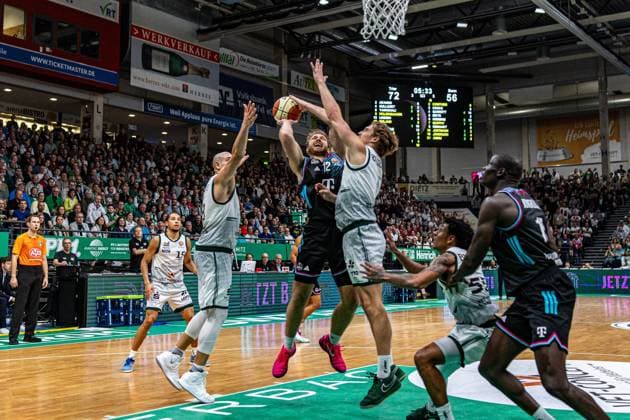 Melvin Jostmann Telekom Baskets Bonn, 12 vs Marco Hollersbacher VET CONCEPT Gladiators Trier, 09 VET CONCEPT Gladiators Trier vs Telekom Baskets Bonn, Basketball, easy Credit BBL Pokal, Matchday 2, Round of 16, 2025 2026, 17 10 2025 VET CONCEPT Gladiators Trier vs Telekom Baskets Bonn, Basketball, easy Credit BBL Pokal, Matchday 2, Round of 16, 2025 2026, 17 10 2025 Trier Copyright: xEibner-Pressefoto GerhardxWingenx EP_GWR