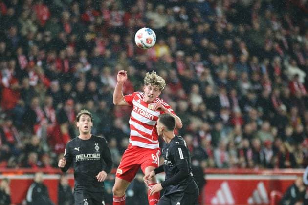Berlin, Germany, 17 10 2025 Stadion Alte Försterei 7 Matchday, Season 2025 26, 1 Soccer Bundesliga Union Berlin Borussia Mönchengladbach Aljoscha Kemlein 6, Union Berlin shows header, surrounded by Philipp Sander 16, Borussia Mönchengladbach and Yannik Engelhardt 6, Borussia Mönchengladbach Copyright: xdtsxNachrichtenagenturx dts_88970