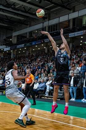 Melvin Jostmann Telekom Baskets Bonn, 12 attempting a three-pointer VET CONCEPT Gladiators Trier vs Telekom Baskets Bonn, Basketball, easy Credit BBL Cup, Matchday 2, Round of 16, 2025 2026, 17 10 2025 VET CONCEPT Gladiators Trier vs Telekom Baskets Bonn, Basketball, easy Credit BBL Cup, Matchday 2, Round of 16, 2025 2026, 17 10 2025 Trier Copyright: xEibner-Pressefoto GerhardxWingenx EP_GWR