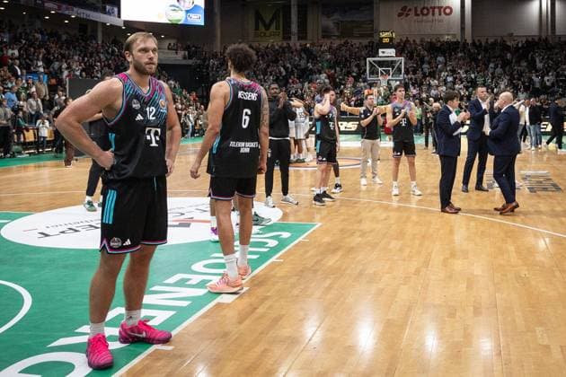 easyCredit BBL Cup, VET CONCEPT Gladiators Trier vs Telekom Baskets Bonn, 17 10 2025 Disappointed Bonn in front of their fans easyCredit BBL Cup, VET CONCEPT Gladiators Trier vs Telekom Baskets Bonn, 17 10 2025, SWT Arena Trier Copyright: xBEAUTIFULxSPORTS Derixx