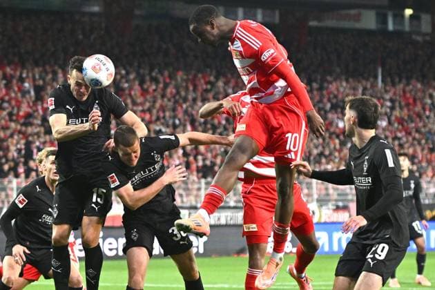 Ilyas Ansah 1 FC Union Berlin, 10 , Haris Tabakovic Borussia Moenchengladbach, 15 , Joe Scally Borussia Moenchengladbach, 29 ,Nico Elvedi Borussia Moenchengladbach, 30 GER, 1 FC Union Berlin vs Borussia Moenchengladbach, Football, Bundesliga, Season 2025 2026, Matchday 7, 17 10 2025 DFL REGULATES PROHIBIT ANY USE OF PHOTOGRAPHS AS IMAGE SEQUENCES AND OR QUASI VIDEO GER, 1 FC Union Berlin vs Borussia Moenchengladbach, Football, Bundesliga, Season 2025 2026, Matchday 7, 17 10 2025 Berlin Copyright: xEibner-Pressefoto RyanxSleimanx EP_RSN