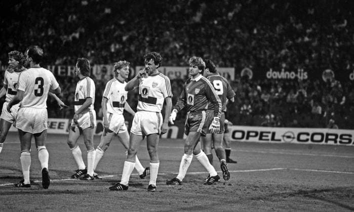 27.09.89 Feyenoord Rotterdam - VfB Stuttgart Niederlande, Rotterdam, 27.09.1989, Fussball, Saison 1989 1990, UEFA-Cup, Feyenoord Rotterdam - VfB Stuttgart (2:1): v.l. Karl Allgöwer, Eike Immel (beide VfB Stuttgart). *** 27 09 89 Feyenoord Rotterdam VfB Stuttgart Netherlands, Rotterdam, 27 09 1989, Football, Season 1989 1990, UEFA Cup, Feyenoord Rotterdam VfB Stuttgart 2 1 v l Karl Allgöwer, Eike Immel both VfB Stuttgart