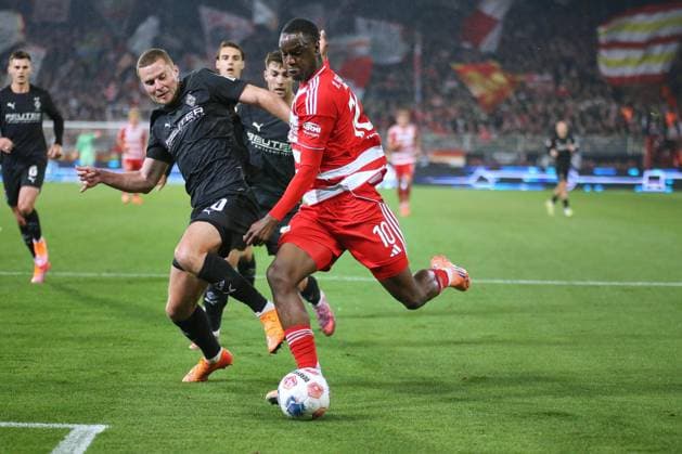 Berlin, Germany, 17 10 2025 Stadion Alte Försterei 7 Matchday, Season 2025 26, 1 Soccer Bundesliga Union Berlin Borussia Mönchengladbach Nico Elvedi 30, Borussia Mönchengladbach and Ilyas Ansah 10, Union Berlin in duel Copyright: xdtsxNachrichtenagenturx dts_88968