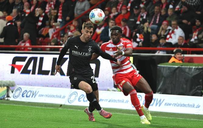 Joe Scally, Derrick Köhn Zweikampf Spielzene Action Sport Fußball Fußball Bundesliga Herren DFL 7 Spieltag Saison 2025 2026 17 10 2025 1 FC Union Berlin FCU vs Borussia Mönchengladbach BMG DFL regulations prohibit any use of photographs as image sequences and or quasi video