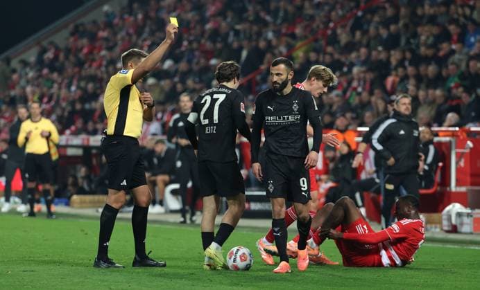 Referee Tobias Reichel shows yellow card for Rocco Reitz Sport Fußball Fußball Bundesliga Herren DFL 7 Spieltag Saison 2025 2026 17 10 2025 1 FC Union Berlin FCU vs Borussia Mönchengladbach BMG DFL regulations prohibit any use of photographs as image sequences and or quasi video