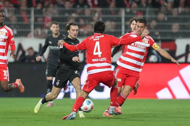 17 10 2025, xtgx, Soccer 1 Bundesliga Union Berlin Borussia Moenchengladbach v l Rocco Reitz Gladbach, 27 , Diogo Leite Union Berlin, 4 Zweikampf, Duell, Kampf, tackle DFL DFB REGULATIONS PROHIBIT ANY USE OF PHOTOGRAPHS as IMAGE SEQUENCES and or QUASI VIDEO Berlin