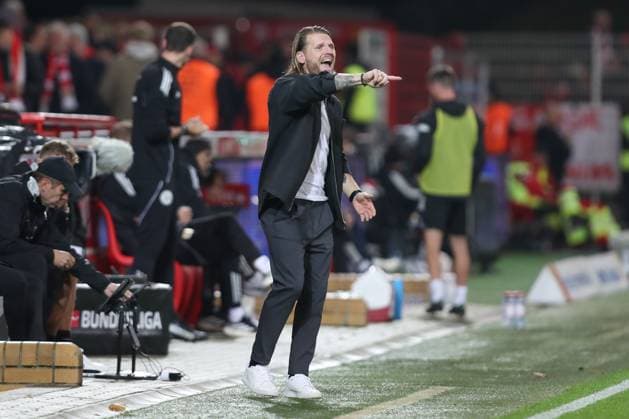 17 10 2025, xtgx, Fussball 1 Bundesliga Union Berlin Borussia Moenchengladbach v l Eugen Polanski Gladbach, Trainer gibt Anweisungen, gestikuliert mit den Armen, gesticulate, gives instructions DFL DFB REGULATIONS PROHIBIT ANY USE OF PHOTOGRAPHS as IMAGE SEQUENCES and or QUASI VIDEO Berlin
