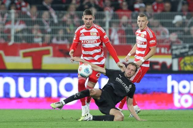 17 10 2025, xtgx, Fußball 1 Bundesliga Union Berlin Borussia Moenchengladbach v l Andrej Ilic Union Berlin, 23 , Marvin Friedrich Gladbach, 5 Zweikampf, Duell, Kampf, tackle DFL DFB REGULATIONS PROHIBIT ANY USE OF PHOTOGRAPHS as IMAGE SEQUENCES and or QUASI VIDEO Berlin
