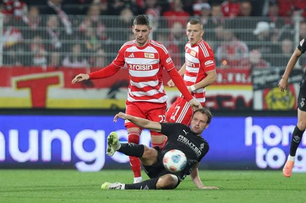17 10 2025, xtgx, Fußball 1 Bundesliga Union Berlin Borussia Moenchengladbach v l Andrej Ilic Union Berlin, 23 , Marvin Friedrich Gladbach, 5 Zweikampf, Duell, Kampf, tackle DFL DFB REGULATIONS PROHIBIT ANY USE OF PHOTOGRAPHS as IMAGE SEQUENCES and or QUASI VIDEO Berlin