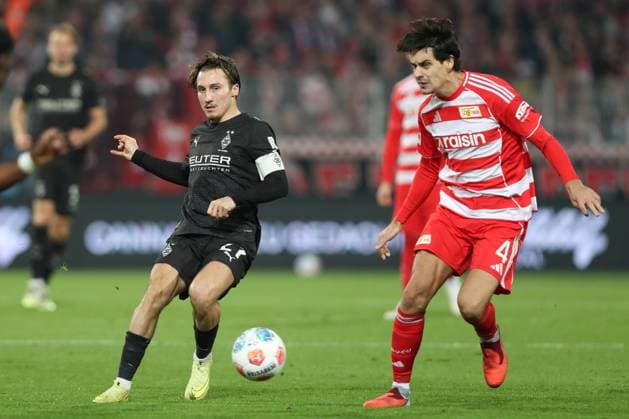 17 10 2025, xtgx, Soccer 1 Bundesliga Union Berlin Borussia Moenchengladbach v l Rocco Reitz Gladbach, 27 , Diogo Leite Union Berlin, 4 Zweikampf, Duell, Kampf, tackle u DFL DFB REGULATIONS PROHIBIT ANY USE OF PHOTOGRAPHS as IMAGE SEQUENCES and or QUASI VIDEO Berlin