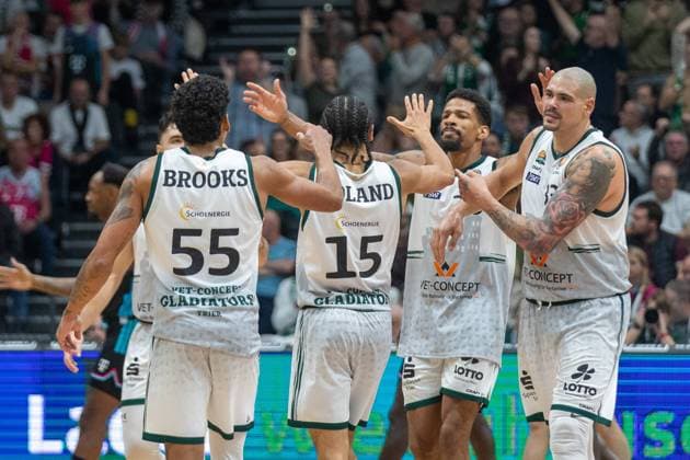 Maik Zirbes VET CONCEPT Gladiators Trier, 33 and his VET CONCEPT Gladiators Trier teammates high-five and celebrate VET CONCEPT Gladiators Trier vs Telekom Baskets Bonn, Basketball, easy Credit BBL Pokal, Matchday 2, Round of 16, 2025 2026, 17 10 2025 VET CONCEPT Gladiators Trier vs Telekom Baskets Bonn, Basketball, easy Credit BBL Pokal, Matchday 2, Round of 16, 2025 2026, 17 10 2025 Trier Copyright: xEibner-Pressefoto GerhardxWingenx EP_GWR