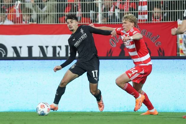 17 10 2025, xtgx, Soccer 1 Bundesliga Union Berlin Borussia Moenchengladbach v l Jens Catrop Gladbach, 17 , Leopold Querfeld Union Berlin, 14 Zweikampf, Duell, Kampf, tackle DFL DFB REGULATIONS PROHIBIT ANY USE OF PHOTOGRAPHS as IMAGE SEQUENCES and or QUASI VIDEO Berlin