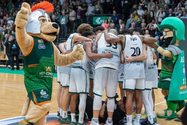 The players of the VET CONCEPT Gladiators Trier make a players grape after the victory VET CONCEPT Gladiators Trier vs Telekom Baskets Bonn, Basketball, easy Credit BBL Pokal, Matchday 2, Round of 16, 2025 2026, 17 10 2025 VET CONCEPT Gladiators Trier vs Telekom Baskets Bonn, Basketball, easy Credit BBL Pokal, Matchday 2, Round of 16, 2025 2026, 17 10 2025 Trier Copyright: xEibner-Pressefoto GerhardxWingenx EP_GWR