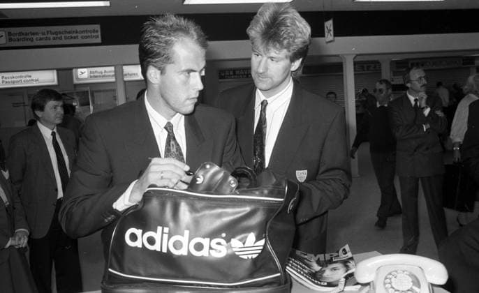27.09.89 Feyenoord Rotterdam - VfB Stuttgart Niederlande, Rotterdam, 27.09.1989, Fussball, Saison 1989 1990, UEFA-Cup, Feyenoord Rotterdam - VfB Stuttgart (2:1): v.l. Michael Frontzeck, Eike Immel (beide VfB Stuttgart). *** 27 09 89 Feyenoord Rotterdam VfB Stuttgart Netherlands, Rotterdam, 27 09 1989, Football, Season 1989 1990, UEFA Cup, Feyenoord Rotterdam VfB Stuttgart 2 1 v l Michael Frontzeck, Eike Immel both VfB Stuttgart