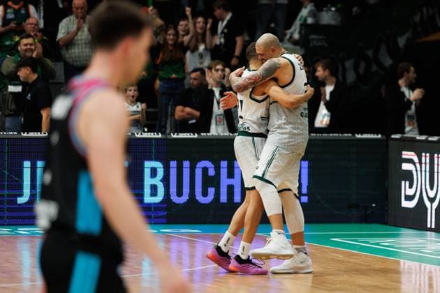 Maik Zirbes Gladiators Trier and Evans Rapieque Gladiators Trier hug each other, Vet Concept Gladiators Trier vs Telekom Baskets Bonn, Basketball, BBL Cup, Round of 16, 2025 2026 season, 17 10 2025 Vet Concept Gladiators Trier vs Telekom Baskets Bonn, Basketball, BBL Cup, Round of 16, 2025 2026 season, 17 10 2025 Copyright: xEibner-Pressefoto AlexanderxNeisx EP_ANS