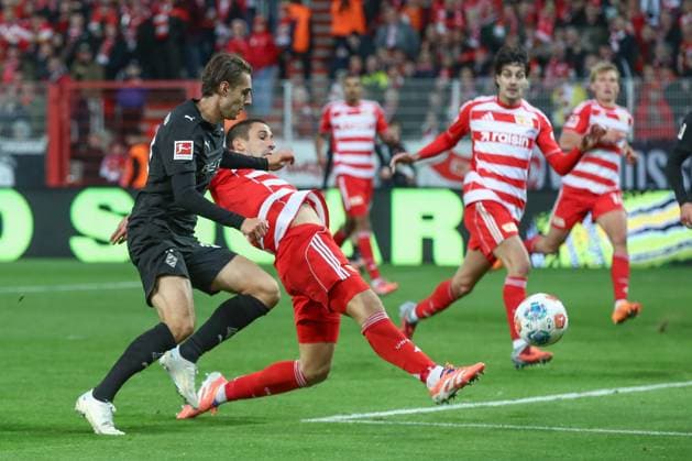 17 10 2025, xtgx, Soccer 1 Bundesliga Union Berlin Borussia Moenchengladbach v l Florian Neuhaus Gladbach, 10 , Rani Khedira Union Berlin, 8 duel, fight, tackle DFL DFB REGULATIONS PROHIBIT ANY USE OF PHOTOGRAPHS as IMAGE SEQUENCES and or QUASI VIDEO Berlin