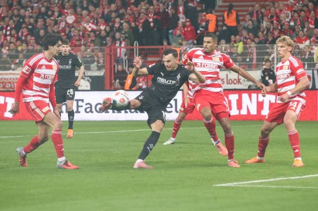 17 10 2025, xtgx, Soccer 1 Bundesliga Union Berlin Borussia Moenchengladbach v l Haris Tabakovic Gladbach, 15 am Ball, plays the ball DFL DFB REGULATIONS PROHIBIT ANY USE OF PHOTOGRAPHS as IMAGE SEQUENCES and or QUASI VIDEO Berlin
