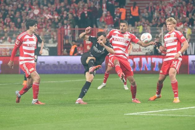 17 10 2025, xtgx, Soccer 1 Bundesliga Union Berlin Borussia Moenchengladbach v l Haris Tabakovic Gladbach, 15 am Ball, plays the ball DFL DFB REGULATIONS PROHIBIT ANY USE OF PHOTOGRAPHS as IMAGE SEQUENCES and or QUASI VIDEO Berlin