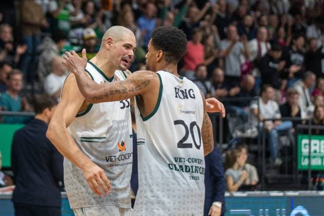 Maik Zirbes VET CONCEPT Gladiators Trier, 33 and Urwald King VET CONCEPT Gladiators Trier, 20 are happy about the victory VET CONCEPT Gladiators Trier vs Telekom Baskets Bonn, Basketball, easy Credit BBL Pokal, 2 Matchday, Round of 16, 2025 2026, 17 10 2025 VET CONCEPT Gladiators Trier vs Telekom Baskets Bonn, Basketball, easy Credit BBL Pokal, 2 Matchday, Round of 16, 2025 2026, 17 10 2025 Trier Copyright: xEibner-Pressefoto GerhardxWingenx EP_GWR