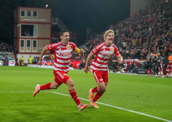 Soccer, Men, Season 2025 2026, 1 Bundesliga 7 Matchday , 1 FC Union Berlin Borussia Mönchengladbach, f l Rani Khedira 1 FC Union Berlin , Tom Rothe 1 FC Union Berlin , Cheering after goal to 3 1, 17 10 2025, Copyright: xMatthiasxKochx