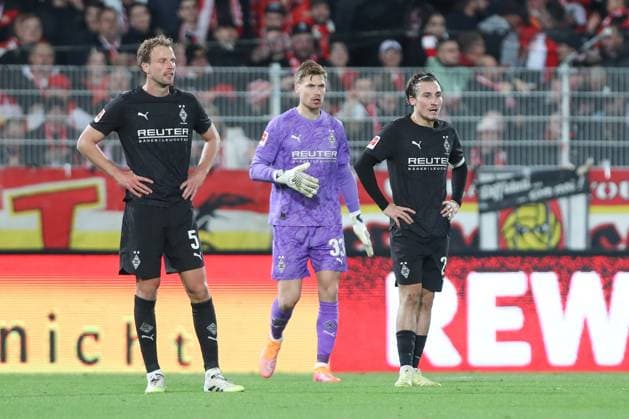 17 10 2025, xtgx, Soccer 1 Bundesliga Union Berlin Borussia Moenchengladbach v l Marvin Friedrich Gladbach, 5 , Moritz Nicolas Gladbach, 33 , Rocco Reitz Gladbach, 27 enttaeuscht, schaut enttaeuscht, niedergeschlagen, disappointed DFL DFB REGULATIONS PROHIBIT ANY USE OF PHOTOGRAPHS as IMAGE SEQUENCES and or QUASI VIDEO Berlin