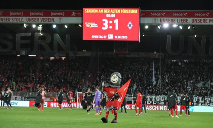 Mascot Ritter Keule, scoreboard with final result 3 1 Sport Fußball Fußball Bundesliga Herren DFL 7 Spieltag Saison 2025 2026 17 10 2025 1 FC Union Berlin FCU vs Borussia Mönchengladbach BMG DFL regulations prohibit any use of photographs as image sequences and or quasi video