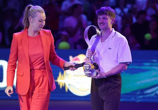 TENNIS - ATP, Tennis Herren Erste Bank Open VIENNA,AUSTRIA,17.OCT.25 - TENNIS - ATP World Tour, Erste Bank Open, Red Bull BassLine. Image shows Barbara Schett and the musician Rian. Keywords: trophy.  GEPAxpictures xWalterxLuger