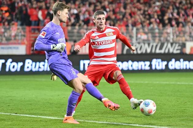 Moritz Nicolas Borussia Moenchengladbach, 33 and Andrej Ilic 1 FC Union Berlin, 23 GER, 1 FC Union Berlin vs Borussia Moenchengladbach, Football, Bundesliga, Season 2025 2026, Matchday 7, 17 10 2025 DFL REGULATES PROHIBIT ANY USE OF PHOTOGRAPHS AS IMAGE SEQUENCES AND OR QUASI VIDEO GER, 1 FC Union Berlin vs Borussia Moenchengladbach, Football, Bundesliga, Season 2025 2026, Matchday 7, 17 10 2025 Berlin Copyright: xEibner-Pressefoto RyanxSleimanx EP_RSN
