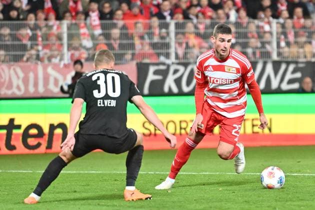 Andrej Ilic 1 FC Union Berlin, 23 Im blick Nico Elvedi Borussia Moenchengladbach, 30 GER, 1 FC Union Berlin vs Borussia Moenchengladbach, Football, Bundesliga, Season 2025 2026, 7 Matchday, 17 10 2025 DFL REGULATES PROHIBIT ANY USE OF PHOTOGRAPHS AS IMAGE SEQUENCES AND OR QUASI VIDEO GER, 1 FC Union Berlin vs Borussia Moenchengladbach, Football, Bundesliga, Season 2025 2026, Matchday 7, 17 10 2025 Berlin Copyright: xEibner-Pressefoto RyanxSleimanx EP_RSN